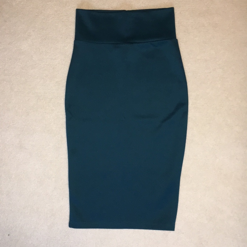 Blue fitted skirt.
